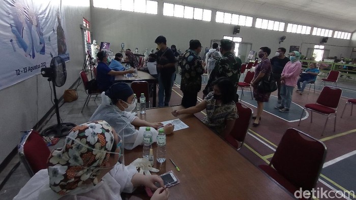 Vaksinasi COVID-19 pelajar di Cirebon