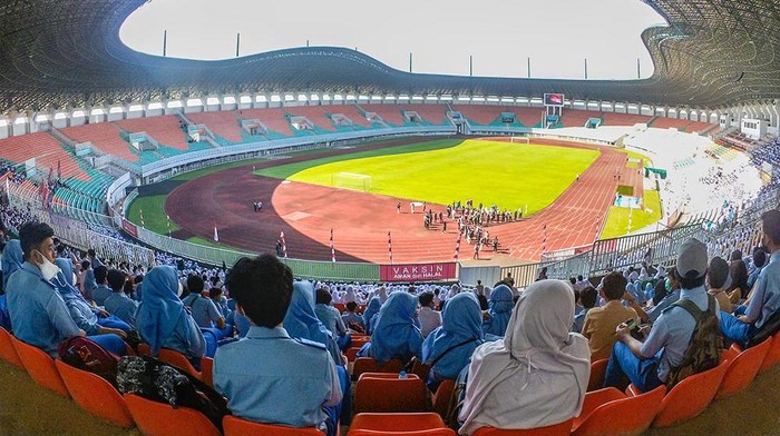 Sejumlah pelajar menunjukkan kartu vaksinasi setelah di vaksin COVID-19 di Stadion Pakansari, Cibinong, Kabupaten Bogor, Jawa Barat, Kamis (12/8/2021). Vaksinasi perdana untuk pelajar di Kabupaten Bogor tersebut diikuti 5000 siswa usia 12 tahun hingga 17 tahun guna mempercepat kekebalan kelompok. ANTARA FOTO/Yulius Satria Wijaya/foc.