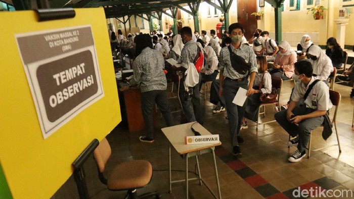 Vaksinasi COVID-19 bagi pelajar di Kota Bandung, Jawa Barat terus dikebut. Badan Intelijen Negara (BIN) kembali menggelar vaksinasi COVID-19 lanjutan di SMAN 5 Bandung.