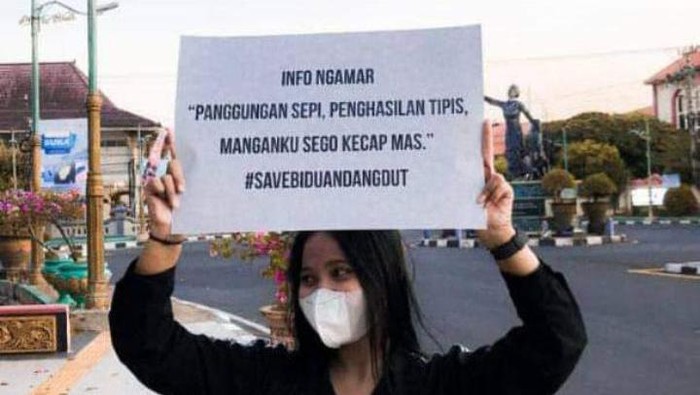Viral biduan di Jepara bawa poster info ngamar protes PPKM.