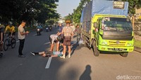 Beberapa bagian tubuh Virnie Ismail bersimbah darah. Tampak ia mendapat pertolongan dari sesama pesepeda.