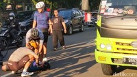 Dirinya tertimpa galon air saat tengah bersepeda. Saat kejadian Virnie Ismail sempat tidak sadarkan diri. (Foto: Ari Saputra)
