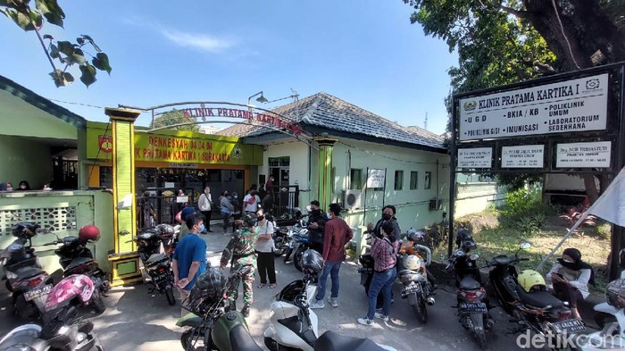 Warga di Solo kecele saat hendak menerima suntikan vaksin COVID-19 dosis kedua, Kamis (12/8/2021).