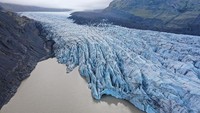 Sejak 1990-an, 90% gletser Islandia telah menyusut dan proyeksi untuk masa depan menunjukkan pengurangan yang berkelanjutan dan kuat dalam ukuran lapisan esnya.