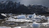 Svinafellsjokull adalah salah satu dari lusinan lidah gletser yang turun dari Vatnajokull, lapisan es terbesar di Islandia.