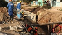 Hal tersebut dilakukan untuk memperlancar aliran air dari jalan raya dan pemukiman ke aliran sungai.