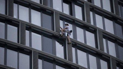Aksi Spiderman Inggris, Panjat Gedung Tinggi Tanpa Alat Pengaman