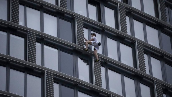 Aksi Spiderman Inggris, Panjat Gedung Tinggi Tanpa Alat Pengaman