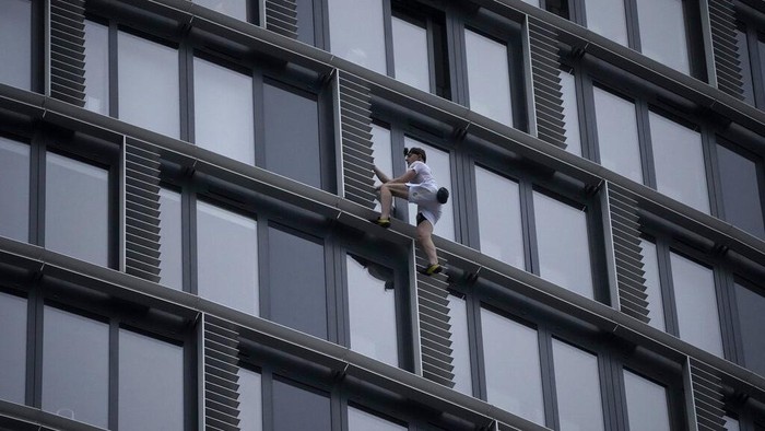 Aksi 'Spiderman' Inggris, Panjat Gedung Tinggi Tanpa Alat Pengaman Pemuda Inggris ini punya hobi ekstrem yakni memanjat gedung pencakar langit tanpa bantuan alat pengaman. Aksi itu bahkan membuatnya beberapa kali kena hukuman.