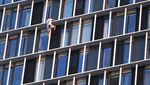 Aksi Spiderman Inggris, Panjat Gedung Tinggi Tanpa Alat Pengaman