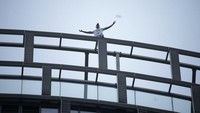 Ia bahkan sempat menjalani tiga bulan dari enam bulan hukuman yang dijatuhkan kepadanya di institut pelanggar muda dan kemudian di penjara dewasa karena memanjat gedung pencakar langit tertinggi di Inggris yakni The Shard. AP Photo/Matt Dunham 