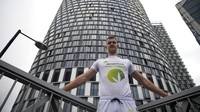 Free-solo climber, George King (21), memiliki hobi yang terbilang ekstrem dan memacu adrenalin, yakni memanjat gedung pencakar langit tanpa bantuan alat pengaman. AP Photo/Matt Dunham