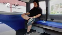 Pun pada bagian dalam mobil juga dimodifikasi, formasi duduknya dibuat saling berhadapan antara baris sebelah kiri dengan baris sisi kanan.Foto: DW
