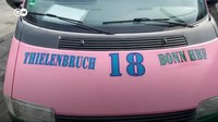 Mobil van itu dibuat semirip mungkin dengan yang ada di Tanah Air. Stiker trayek dan kode nomor ini misalnya. Hajar memasangkan trayek angkot Thielenbruch - Bonn Bonn Hauptbahnhof (HBF). Foto: DW