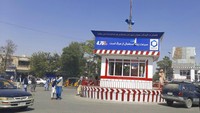 Bendera Taliban dikibarkan di alun-alun Ibu Kota Provinsi Kunduz, Afghanistan (8/8). Kelompok Taliban mengambil alih kota Kunduz usai baku tembak dengan dengan petugas keamanan. (AP Photo/Abdullah Sahil)