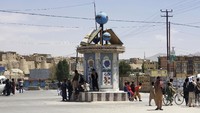 Bendera Taliban dikibarkan di Kota Ghazni. Bendera ini untuk menandai kota yang telah direbut Taliban dari tangan pemerintah.  (AP Photo/Gulabuddin Amiri)