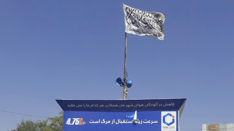 A Taliban flag flies in the main square of Kunduz city after fighting between Taliban and Afghan security forces, in Kunduz, Afghanistan, Sunday, Aug. 8, 2021. Taliban fighters Sunday took control of much of the capital of northern Afghanistans Kunduz province, including the governors office and police headquarters, a provincial council member said. (AP Photo/Abdullah Sahil)