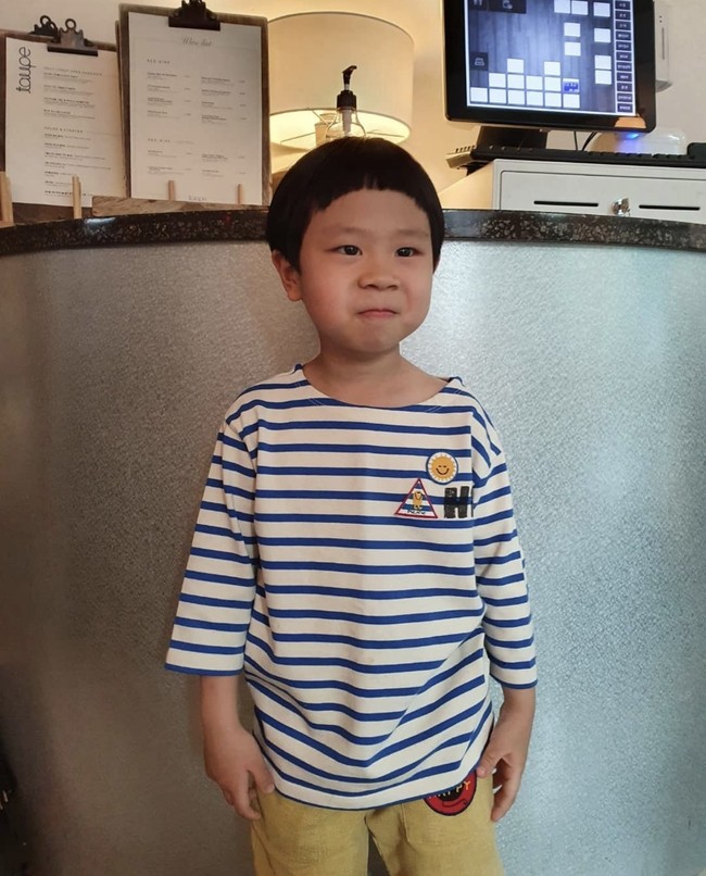 Kim Jun mencuri perhatian sebagai Uju dalam drama Korea Hospital Playlist. Artis cilik berumur tujuh tahun ini berperan sebagai putra dari Jo Jung Suk. Penggemar dapat pula melihat aktingnya dalam film Christmas Present dan drama Korea Save Me 2. Foto: dok. Instagram k_im_yul_jun