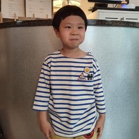 Kim Jun mencuri perhatian sebagai Uju dalam drama Korea Hospital Playlist. Artis cilik berumur tujuh tahun ini berperan sebagai putra dari Jo Jung Suk. Penggemar dapat pula melihat aktingnya dalam film Christmas Present dan drama Korea Save Me 2. Foto: dok. Instagram k_im_yul_jun