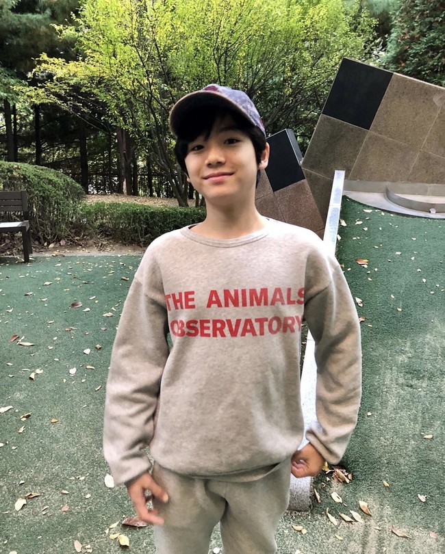 Moon Woo Jin dikenal sebagai versi muda Kim Soo Hyun dalam drama Korea It’s Okay to Not Be Okay. Artis cilik kelahiran 19 Februari 2009 ini langganan menjadi versi muda sejumlah aktor, seperti di What’s Wrong with Secretary Kim dan My ID is Gangnam Beauty. Foto: dok. Instagram wj_2009