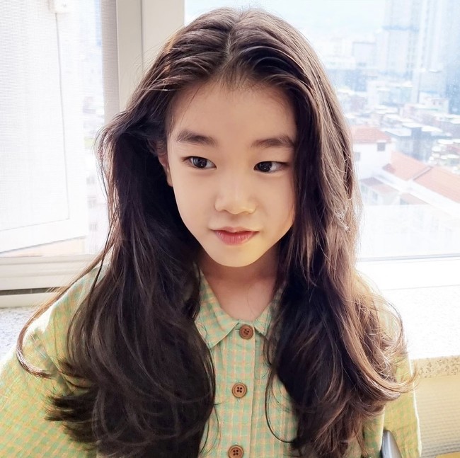 Penonton drama Korea Law School pasti sudah tak asing dengan Park Soyi yang berperan sebagai adik dari Ryoo Hye Young. Aktris berumur sembilan tahun ini juga mencuri perhatian dengan penampilannya dalam drama Korea Mouse dan She Would Never Know. Foto: dok. Instagram soi_hami