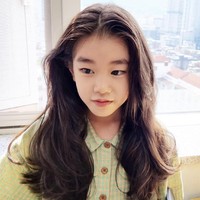 Penonton drama Korea Law School pasti sudah tak asing dengan Park Soyi yang berperan sebagai adik dari Ryoo Hye Young. Aktris berumur sembilan tahun ini juga mencuri perhatian dengan penampilannya dalam drama Korea Mouse dan She Would Never Know. Foto: dok. Instagram soi_hami