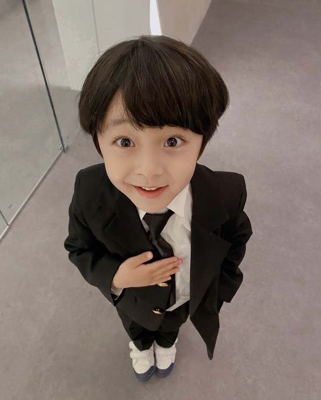 Seo Woo Jin adalah artis cilik kelahiran 23 Juli 2015. Ia mulai banyak dikenal saat memerankan karakter perempuan dalam drama Korea Hi Bye Mama. Baru-baru ini, Woo Jin menjadi perbincangan karena tingkah lucunya dalam variety show The Return of Superman. Foto: dok. Instagram _angel_elijah_