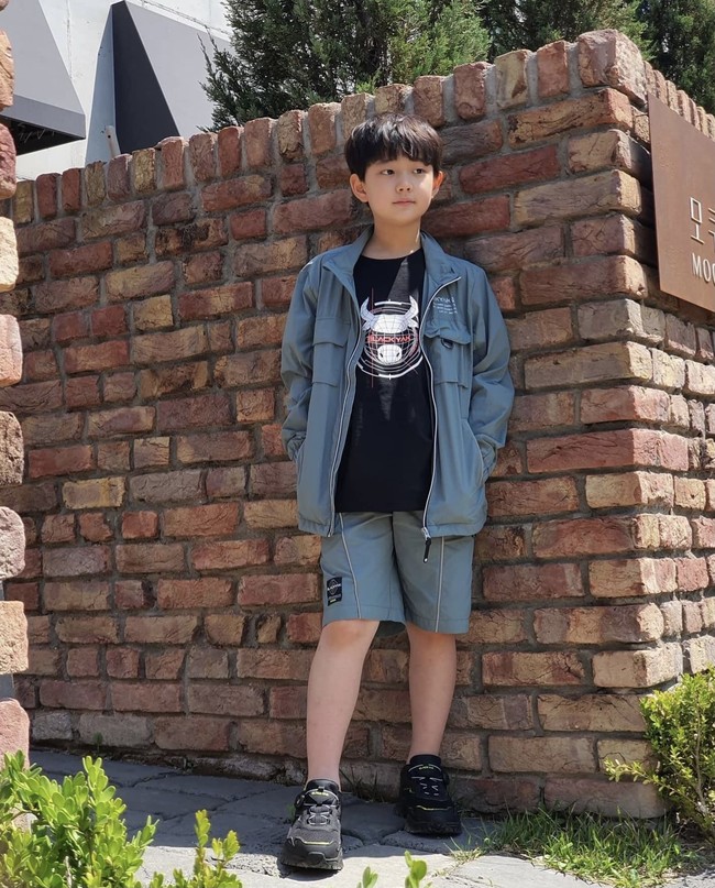 Jeong Hyeon Jun identik dengan perannya dalam film Parasite. Aktor berumur 9 tahun ini memenangkan dua piala dari ajang bergengsi karena penampilannya dalam film tersebut. Tahun ini, Hyeon Jun membintangi drama Korea Mine sebagai Han Ha Joon. Foto: dok. Instagram hyeonjun_mama