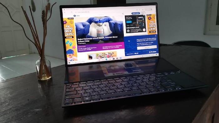 Asus ZenBook Duo 14 (UX482) bisa menjadi laptop yang tepat untuk kalian yang merupakan seorang content creator. detikINET pun sudah menjajal laptop ini beberapa minggu dan kami akan membagikan pengalaman review Asus ZenBook Duo 14 (UX482).

Laptop ini terbilang ciamik dari segi design dengan layar ganda (ScreenPad Plus) yang ada dan kini tampilannya lebih ramping. Asus ZenBook Duo 14 UX482 menggunakan Windows 10 Home sebagai operating system (OS) dan menggunakan prosesor Intel 11th Gen.

Langsung saja ke penjelasan lebih lanjut soal Asus ZenBook Duo 14 (UX482) di bawah ini: