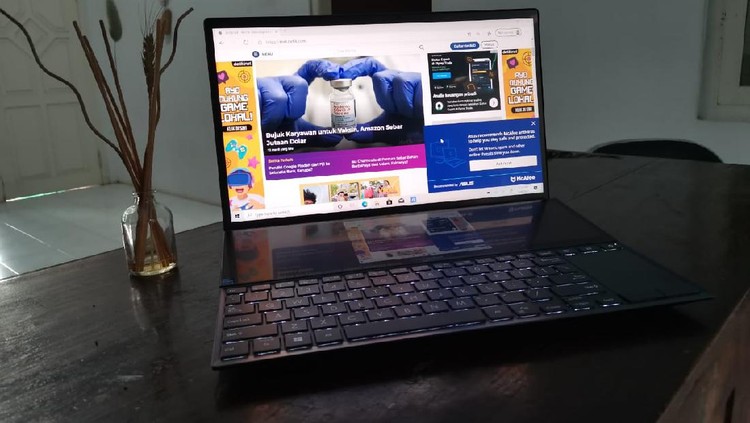 Asus ZenBook Duo 14 UX482 Asus ZenBook Duo 14 (UX482) bisa menjadi laptop yang tepat untuk kalian yang merupakan seorang content creator. detikINET pun sudah menjajal laptop ini beberapa minggu dan kami akan membagikan pengalaman review Asus ZenBook Duo 14 (UX482).
Laptop ini terbilang ciamik dari segi design dengan layar ganda (ScreenPad Plus) yang ada dan kini tampilannya lebih ramping. Asus ZenBook Duo 14 UX482 menggunakan Windows 10 Home sebagai operating system (OS) dan menggunakan prosesor Intel 11th Gen.
Langsung saja ke penjelasan lebih lanjut soal Asus ZenBook Duo 14 (UX482) di bawah ini: