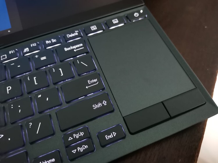 Asus ZenBook Duo 14 UX482 Asus ZenBook Duo 14 (UX482) bisa menjadi laptop yang tepat untuk kalian yang merupakan seorang content creator. detikINET pun sudah menjajal laptop ini beberapa minggu dan kami akan membagikan pengalaman review Asus ZenBook Duo 14 (UX482).
Laptop ini terbilang ciamik dari segi design dengan layar ganda (ScreenPad Plus) yang ada dan kini tampilannya lebih ramping. Asus ZenBook Duo 14 UX482 menggunakan Windows 10 Home sebagai operating system (OS) dan menggunakan prosesor Intel 11th Gen.
Langsung saja ke penjelasan lebih lanjut soal Asus ZenBook Duo 14 (UX482) di bawah ini: