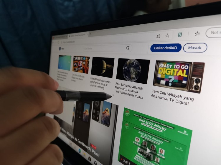 Asus ZenBook Duo 14 UX482 Asus ZenBook Duo 14 (UX482) bisa menjadi laptop yang tepat untuk kalian yang merupakan seorang content creator. detikINET pun sudah menjajal laptop ini beberapa minggu dan kami akan membagikan pengalaman review Asus ZenBook Duo 14 (UX482).
Laptop ini terbilang ciamik dari segi design dengan layar ganda (ScreenPad Plus) yang ada dan kini tampilannya lebih ramping. Asus ZenBook Duo 14 UX482 menggunakan Windows 10 Home sebagai operating system (OS) dan menggunakan prosesor Intel 11th Gen.
Langsung saja ke penjelasan lebih lanjut soal Asus ZenBook Duo 14 (UX482) di bawah ini: