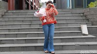 Ayu Ting Ting saat ditemui di kawasan Gedung Trans TV, Kapten Tendean, Jakarta Selatan pada Jumat (13/8). Pool/Noel/detikFoto.