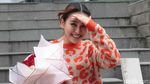 Ayu Ting Ting Happy Banget Dapat Bunga, Dari Siapa Tuh?