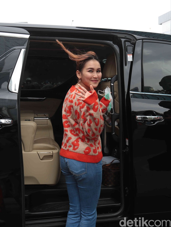 Ayu Ting Ting Ayu Ting Ting saat ditemui di kawasan Trans TV,
