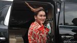 Ayu Ting Ting Happy Banget Dapat Bunga, Dari Siapa Tuh?