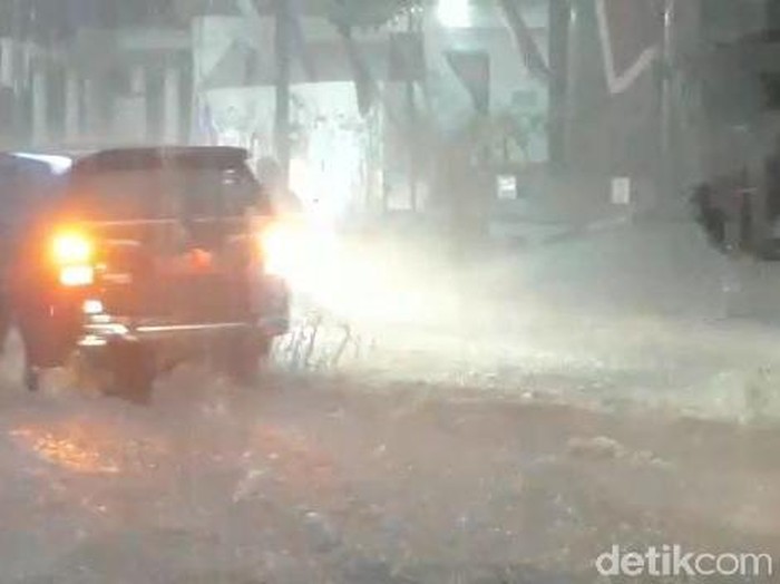 Hujan deras mengguyur Bojonegoro selama dua jam. Akibatnya, jalan di sekitar Sumberejo dan Balen banjir hingga setinggi lutut orang dewasa.