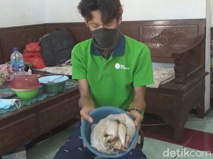 Bantuan Pangan Non Tunai (BPNT) yang disalurkan ke keluarga penerima manfaat (KPM) di Desa Sukorejo, Kecamatan Perak, Jombang belum sepenuhnya layak konsumsi. Ada 25 keluarga yang menerima daging ayam busuk.