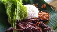 Setelah diungkep bumbu, barulah bebek bisa diolah lebih lanjut dengan digoreng atau dibakar. Proses goreng dan bakar ini dilakukan saat ada yang memesan sehingga daging bebek disajikan dalam keadaan hangat.  Foto: detikcom/Devi Setya