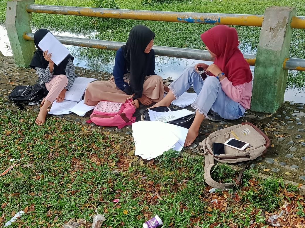 Siswa-siswa di Kecamatan Kanal, Kabupaten Kaur, Bengkulu, kesulitan mengikuti belajar online, karena ketiadaan infrastruktur telekomunikasi di sana.