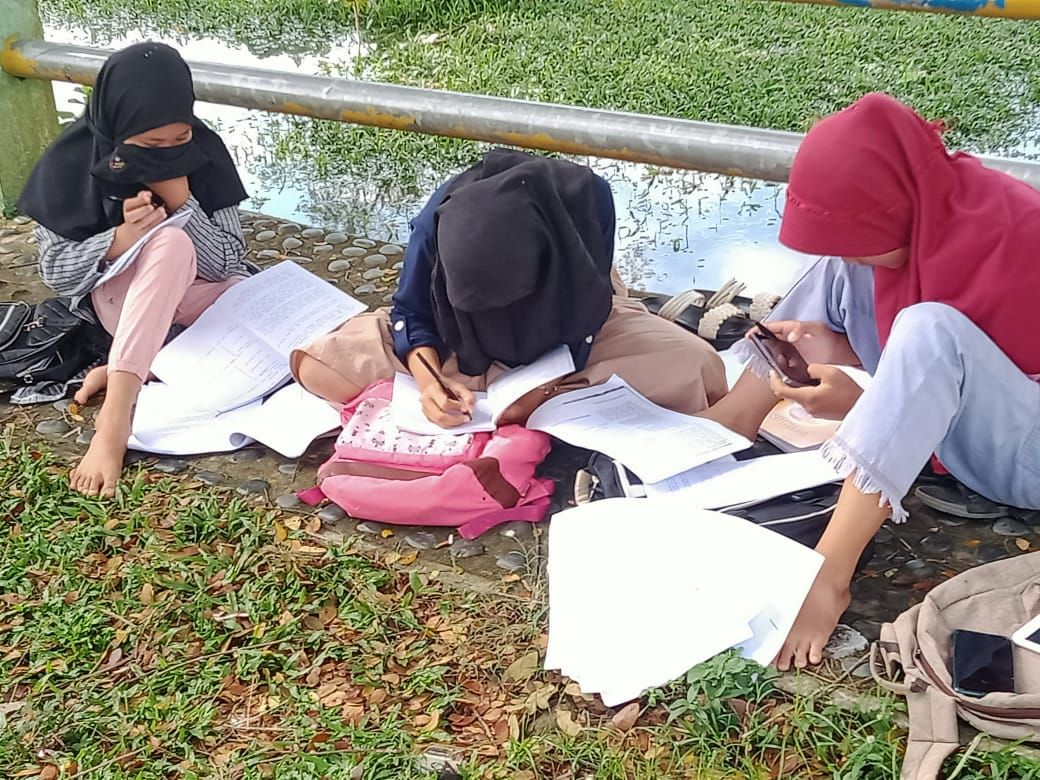 Belajar Online Siswa-siswa di Kecamatan Kanal, Kabupaten Kaur, Bengkulu, kesulitan mengikuti belajar online, karena ketiadaan infrastruktur telekomunikasi di sana.