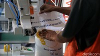 Setelah itu beras disisi ke karung untuk bantuan Pemberlakuan Pembatasan Kegiatan Masyarakat (PPKM).
