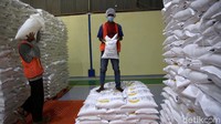 Mesin ini akan melakukan proses Pre cleaner - pemisahan benda selain beras seperti hampa gabah, desktoner - pemisahan benda selain beras seperti batu atau kerikil.