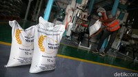 Pekerja mengemas beras bantuan PPKM di Gudang Bulog, Kelapa Gading, Jakarta, Jumat (13/8/2021).