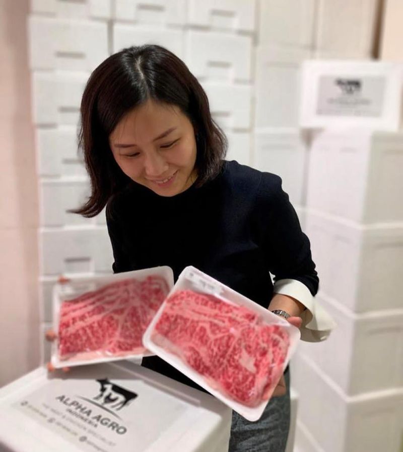 Digambarkan di dapur, Veronica Tan sedang sibuk mengelola bisnis 'Spesialis Daging Wagyu' miliknya