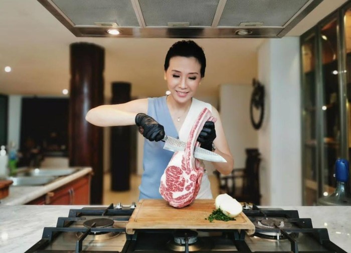 Berpose di Dapur, Veronica Tan Sibuk Urus Bisnis Wagyu Meat Specialist