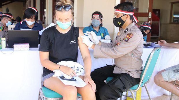 Bule-bule di Gili Trawangan Lombok divaksin Corona