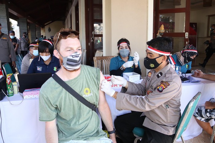 Bule-bule di Gili Trawangan Lombok divaksin Corona