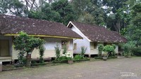 Rumah adat Kampung Pulo berbentuk rumah panggung dan harus berjejer.