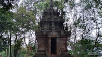Candi yang berdekatan dengan makam muslim secara tidak langsung menggambarkan adanya keharmonisan antar umat agama.